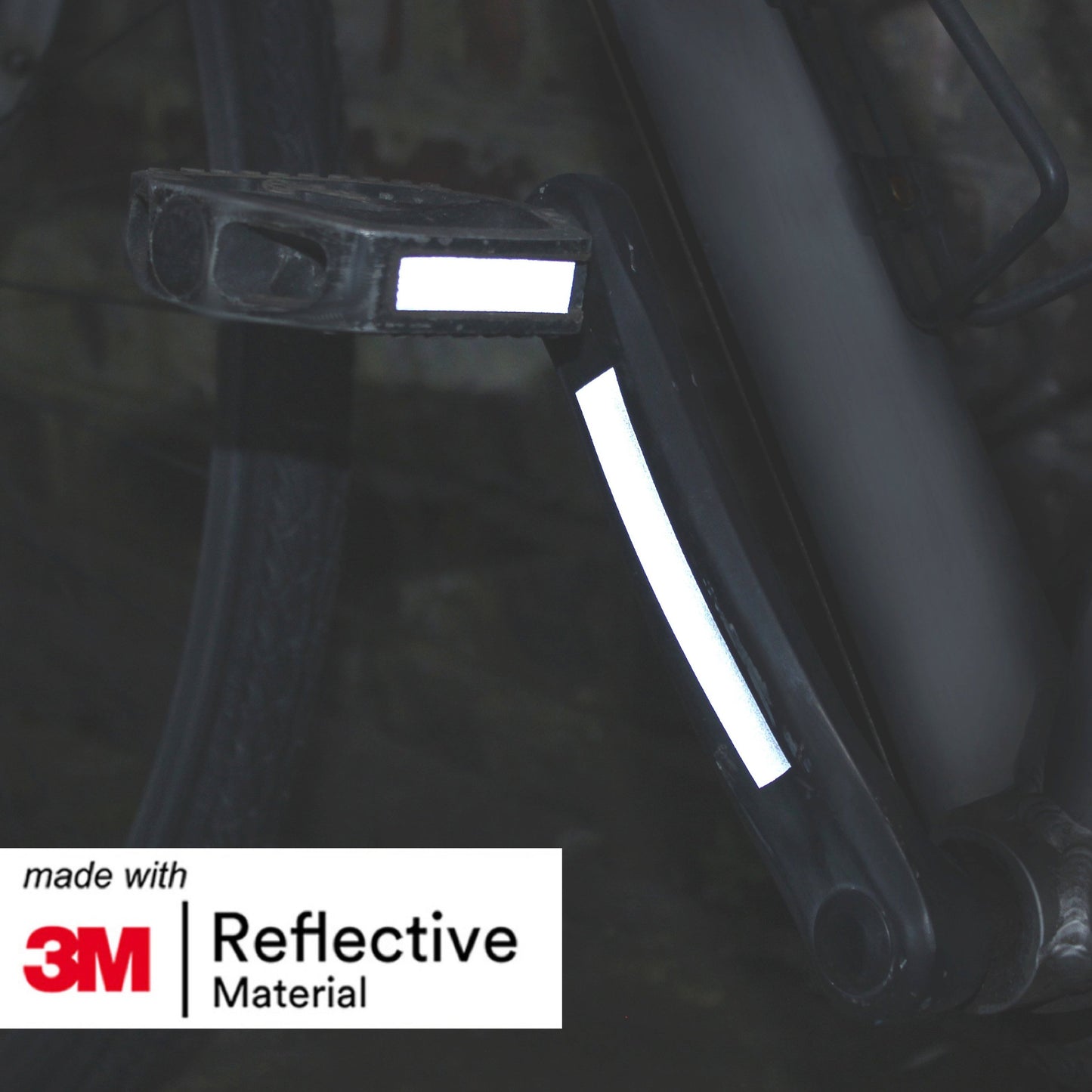 Fahrradpedal mit aufgeklebten Streifen aus silberreflektierendem Warnklebeband