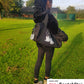 Kind im Park mit Tasche über der Schulter mit 3 reflektierenden Schlüsselanhängern