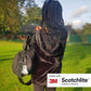 Kind im Park mit Tasche über der Schulter mit reflektierendem Bären-Schlüsselanhänger