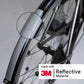Nahaufnahme des silberfarbenen, reflektierenden Warnklebebands am Schutzblech eines Fahrrads 