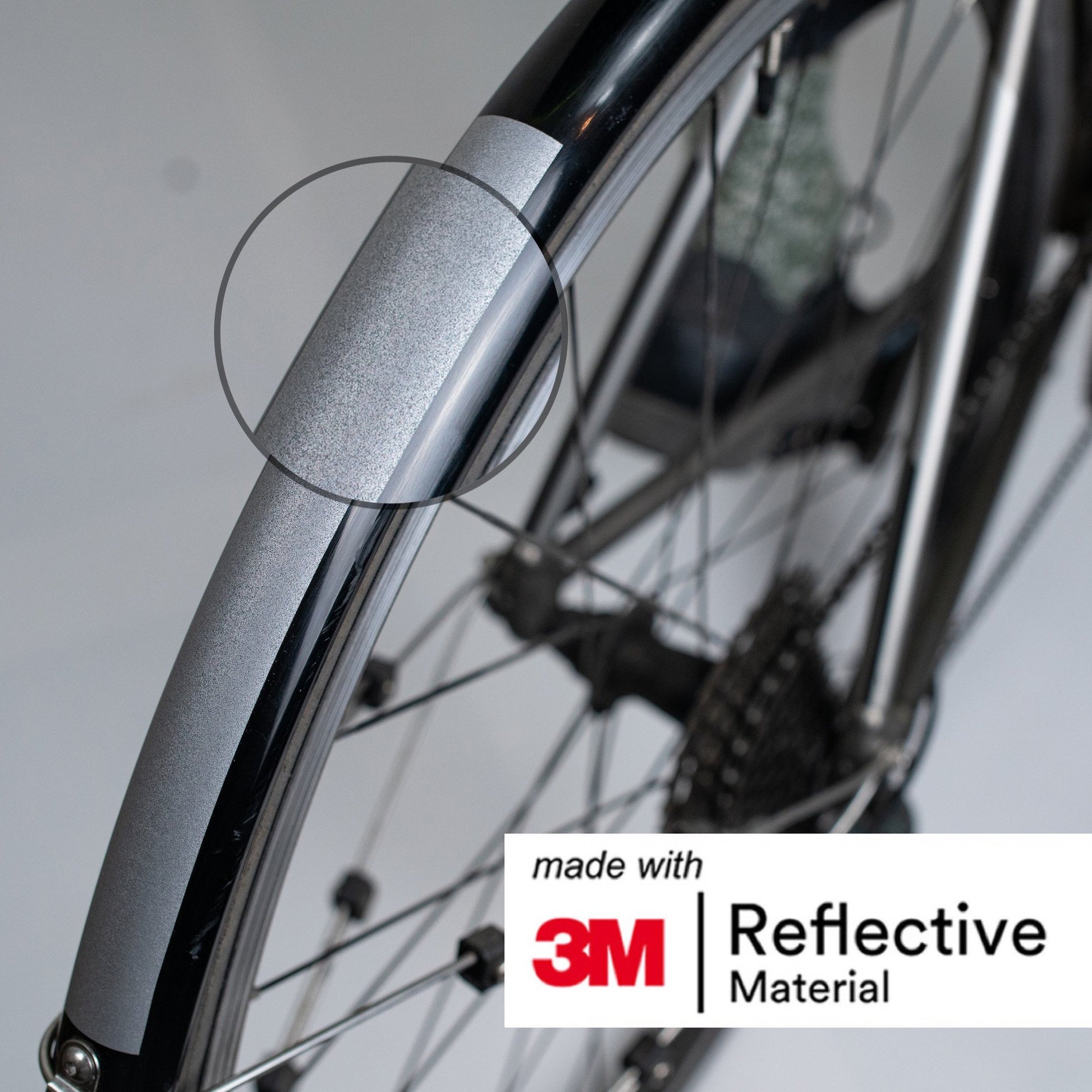 Nahaufnahme des silberfarbenen, reflektierenden Warnklebebands am Schutzblech eines Fahrrads 