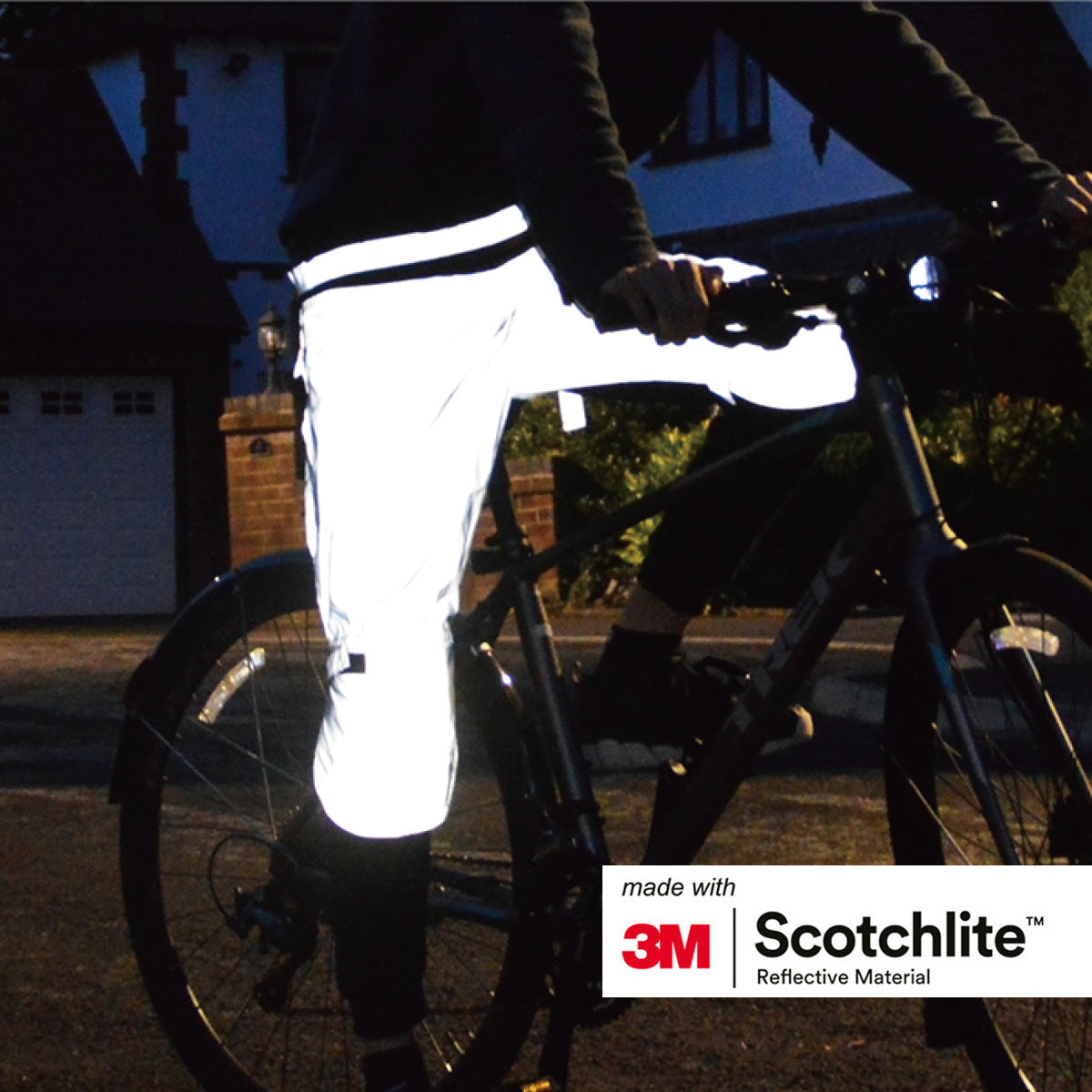 Person trägt reflektierende Fahrrad-Regenhose von Salzmann und sitzt auf Fahrrad
