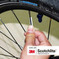 Finger befestigen Speichenreflektor auf Fahrradspeiche