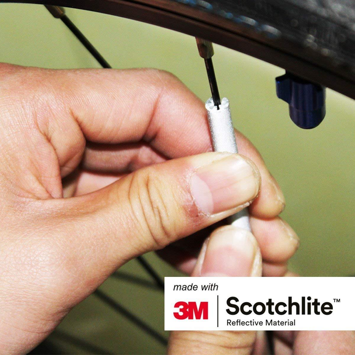Finger befestigen Speichenreflektor auf Fahrradspeiche