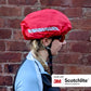 Person trägt Fahrradhelm mit rotem Helmüberzug von Salzmann