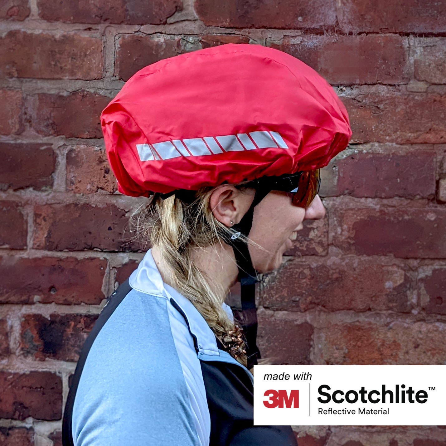 Person trägt Fahrradhelm mit rotem Helmüberzug von Salzmann
