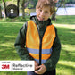Kind trägt orangefarbene Warnweste von Salzmann im Park und hält Reißverschluss fest