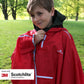 Kind trägt roten Regenponcho von Salzmann und hält Druckknopf am Kragen fest